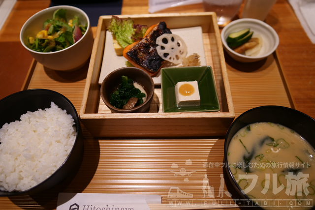 【朝食】羽田空港「ひとしなや」で鮭膳を食べた