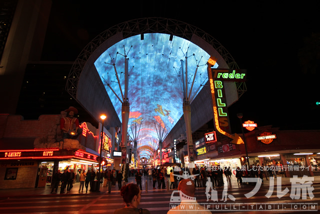 夜のラスベガスダウンタウンを観光