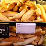 チェコの細長いパン、ロフリーク(Rohlík)が安くて美味い
