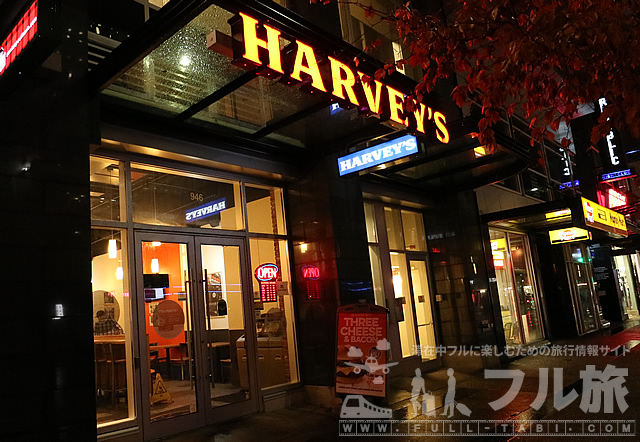 目の前でトッピングを選ぶカナダのバーガーチェーン、ハービーズ