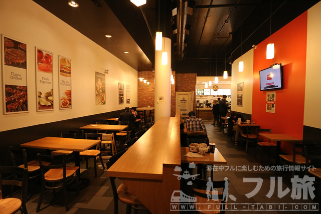 目の前でトッピングを選ぶカナダのバーガーチェーン、ハービーズ