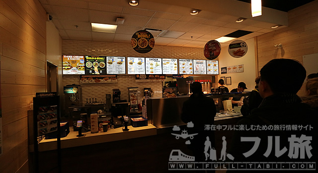 目の前でトッピングを選ぶカナダのバーガーチェーン、ハービーズ