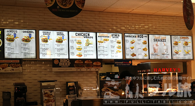 目の前でトッピングを選ぶカナダのバーガーチェーン、ハービーズ