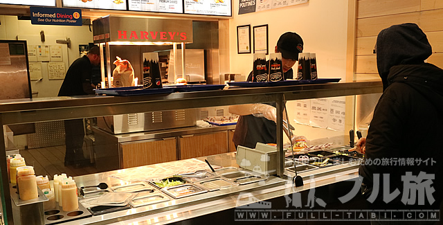 目の前でトッピングを選ぶカナダのバーガーチェーン、ハービーズ