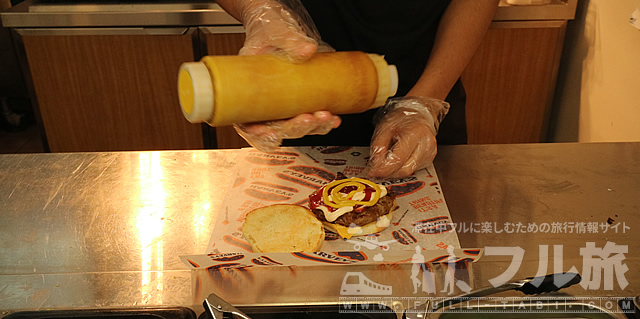 目の前でトッピングを選ぶカナダのバーガーチェーン、ハービーズ