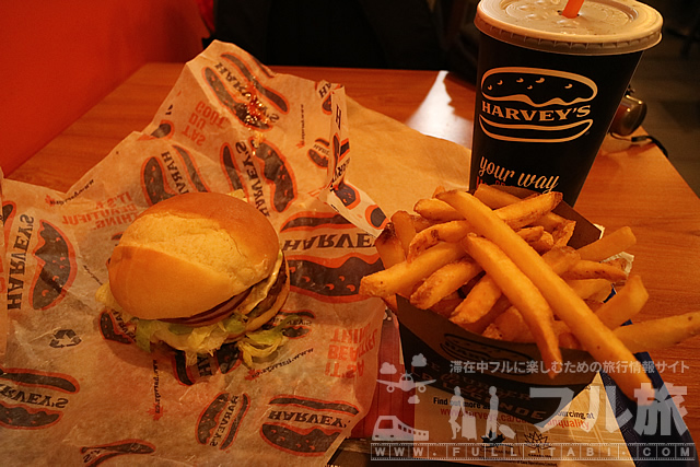 目の前でトッピングを選ぶカナダのバーガーチェーン、ハービーズ