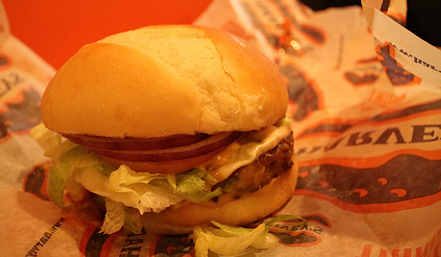 目の前でトッピングを選ぶカナダのバーガーチェーン、ハービーズ
